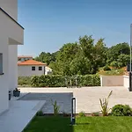 Modern Blanka With Pool And Grill In Tinjan Villa