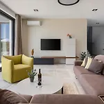 Modern Blanka With Pool And Grill In Tinjan *