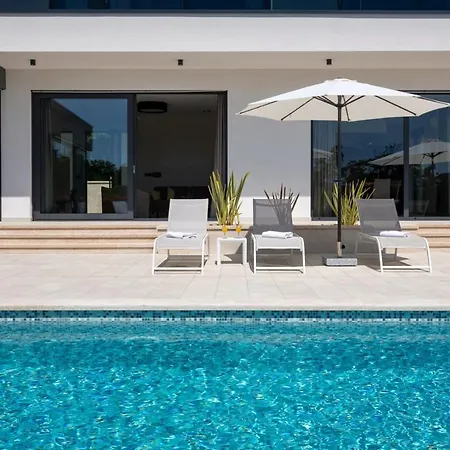 Modern Blanka With Pool And Grill In Tinjan
