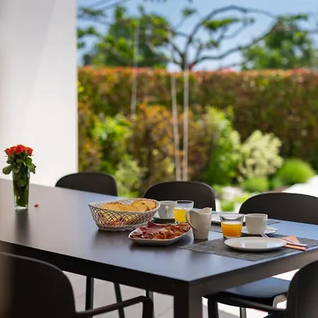 Modern Blanka With Pool And Grill In Tinjan *