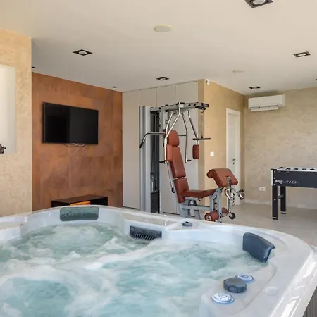 Modern Blanka With Pool And Grill In Tinjan Villa