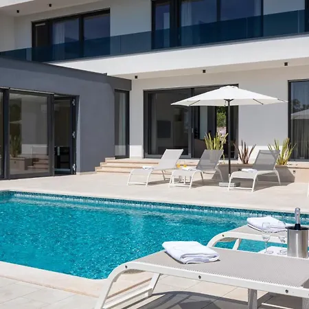 Modern Blanka With Pool And Grill In Tinjan Villa Kringa