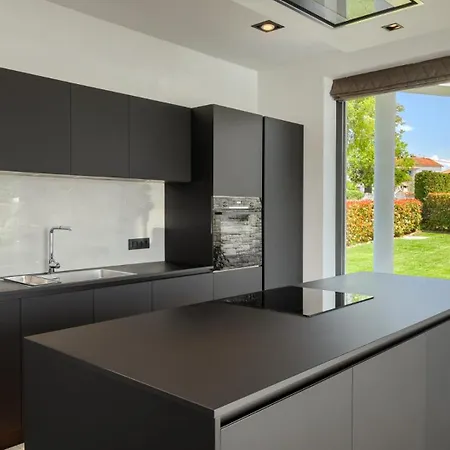 Modern Blanka With Pool And Grill In Tinjan Kringa