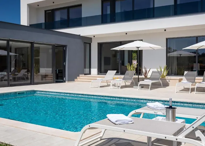 Modern Blanka With Pool And Grill In Tinjan Vila Kringa