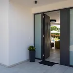 Villa Modern Blanka With Pool And Grill In Tinjan Kringa