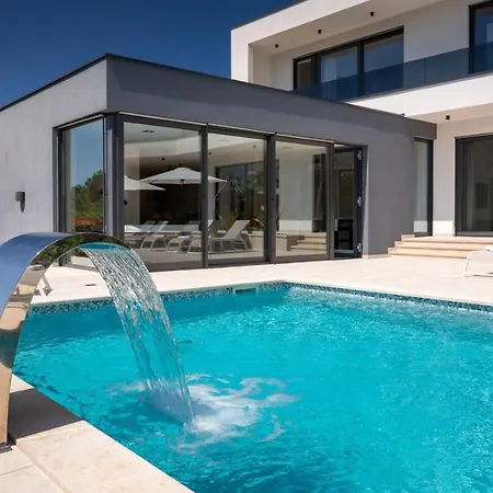 Modern Blanka With Pool And Grill In Tinjan Kringa
