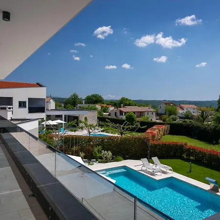 Modern Blanka With Pool And Grill In Tinjan *