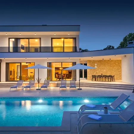 Modern Blanka With Pool And Grill In Tinjan *