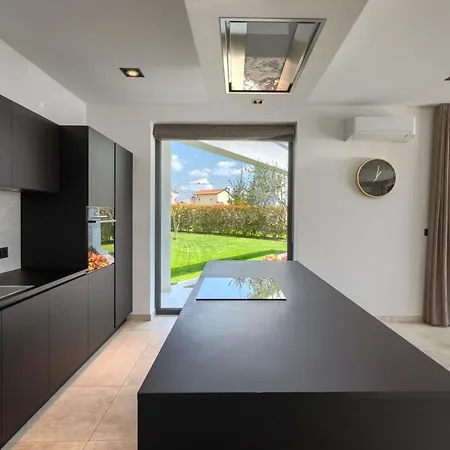 Villa Modern Blanka With Pool And Grill In Tinjan