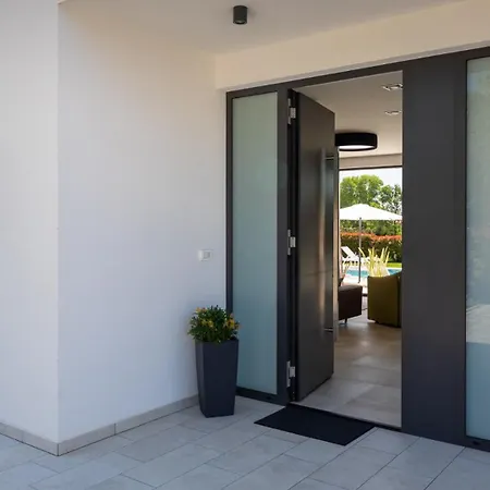 Vila Modern Blanka With Pool And Grill In Tinjan Kringa