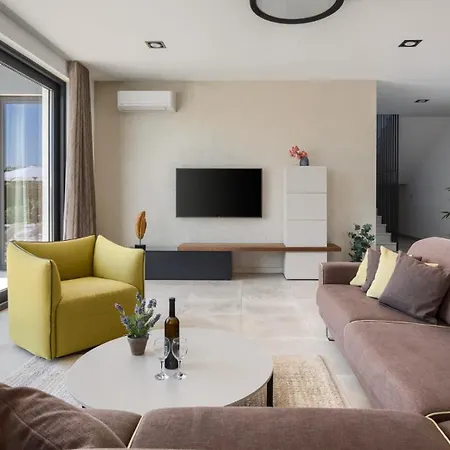 Modern Blanka With Pool And Grill In Tinjan *