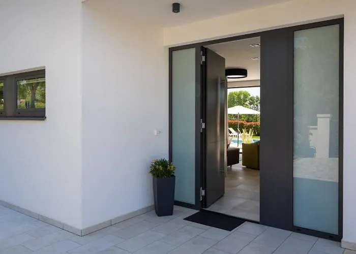 Vila Modern Blanka With Pool And Grill In Tinjan Kringa